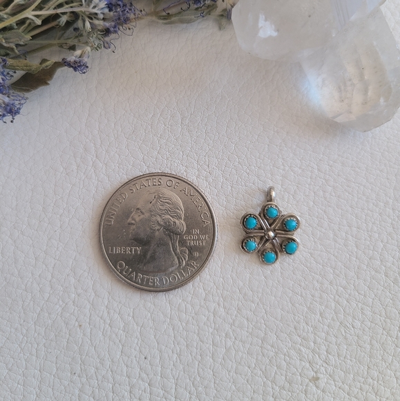 Boho turquoise flower pendant - Picture 3 of 7